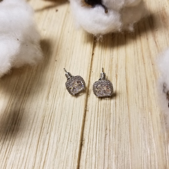 BREATHTAKING!! Clear color Halo Cut CZ stud earrings - Picture 7 of 11